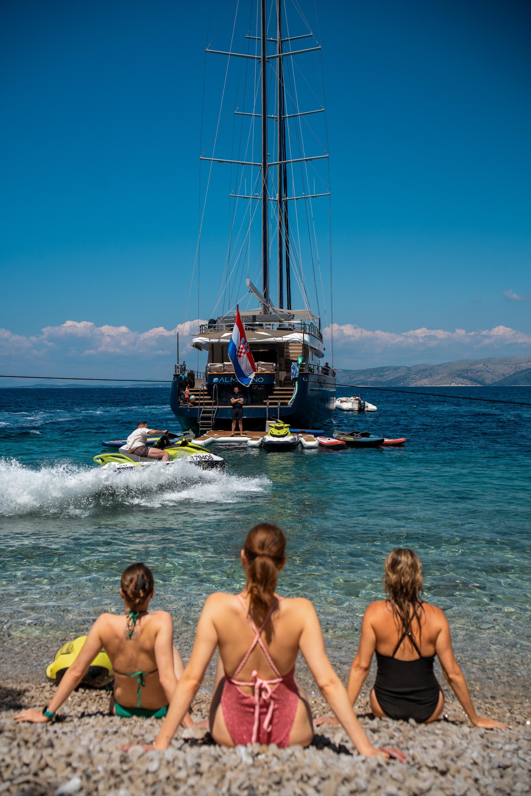 Dalmatino gulet amenities lifestyle dining in Croatia