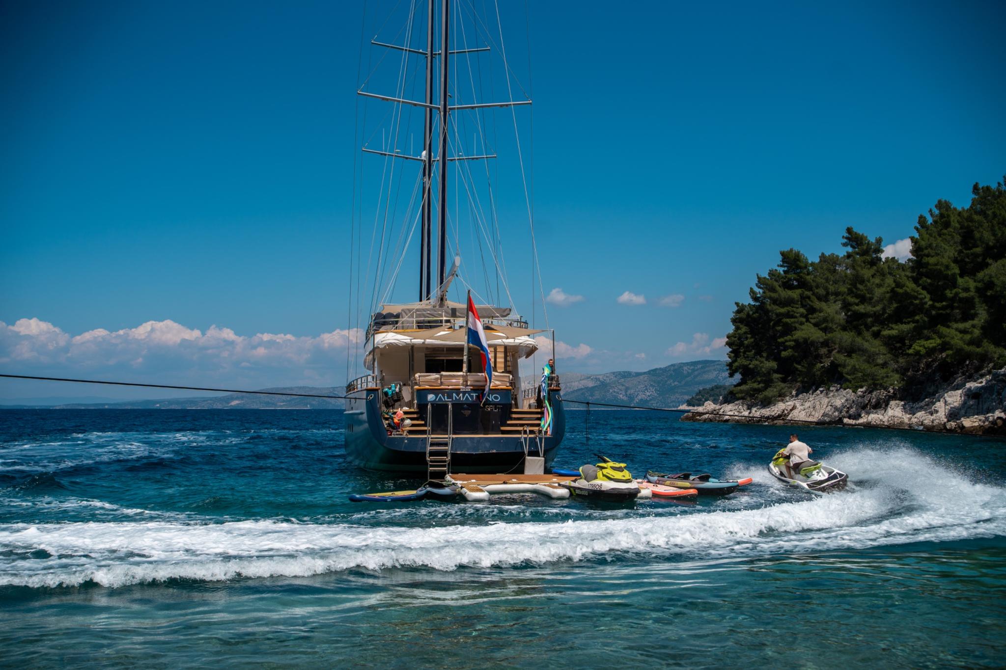 Dalmatino gulet amenities lifestyle dining in Croatia