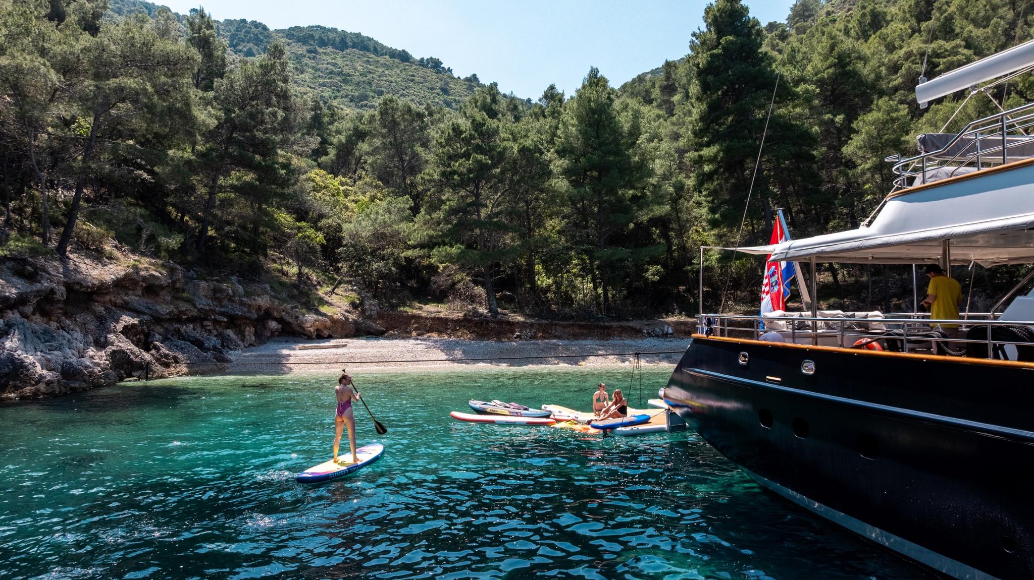 Dalmatino gulet amenities lifestyle dining in Croatia