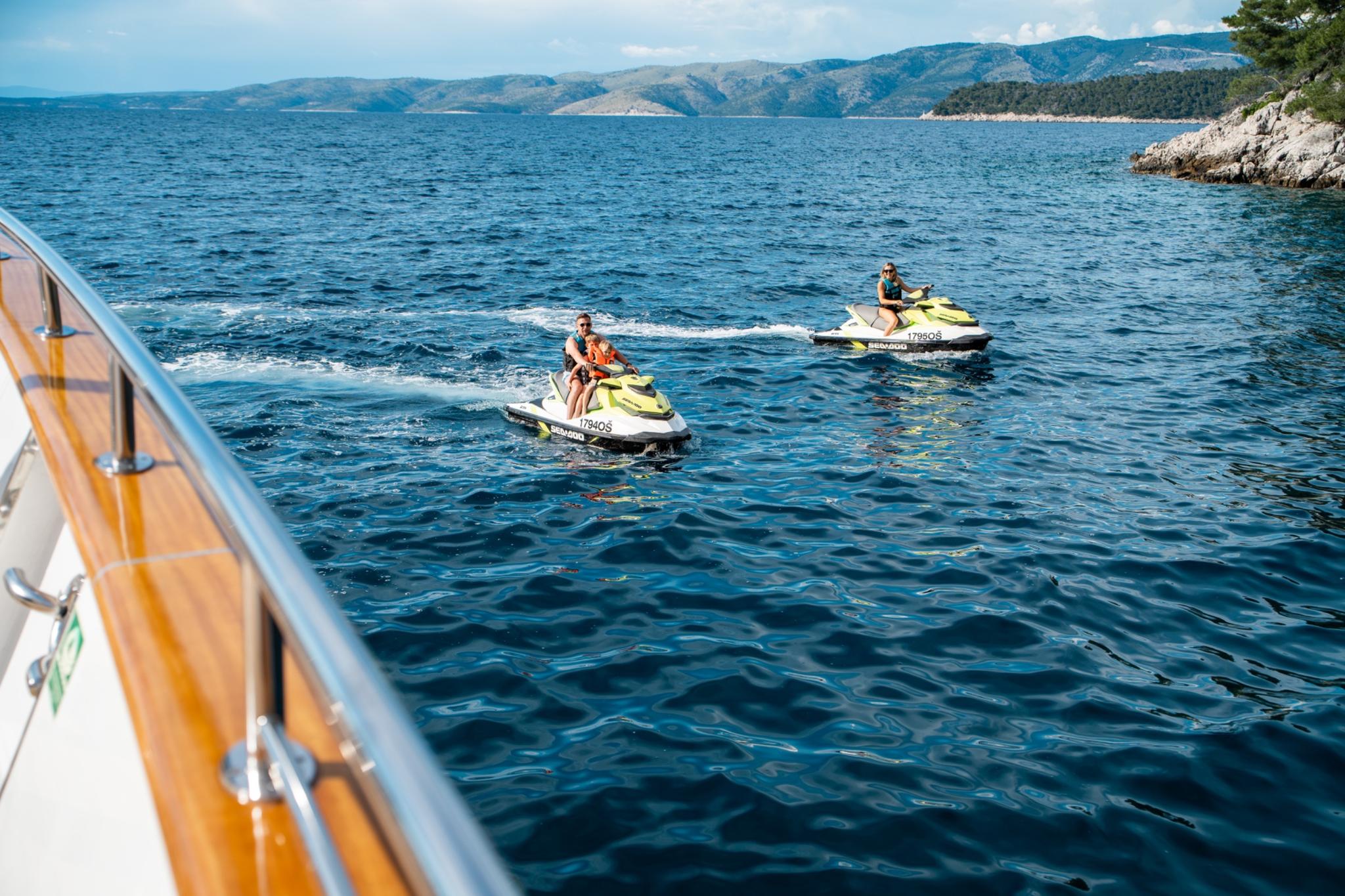 Dalmatino gulet amenities lifestyle dining in Croatia