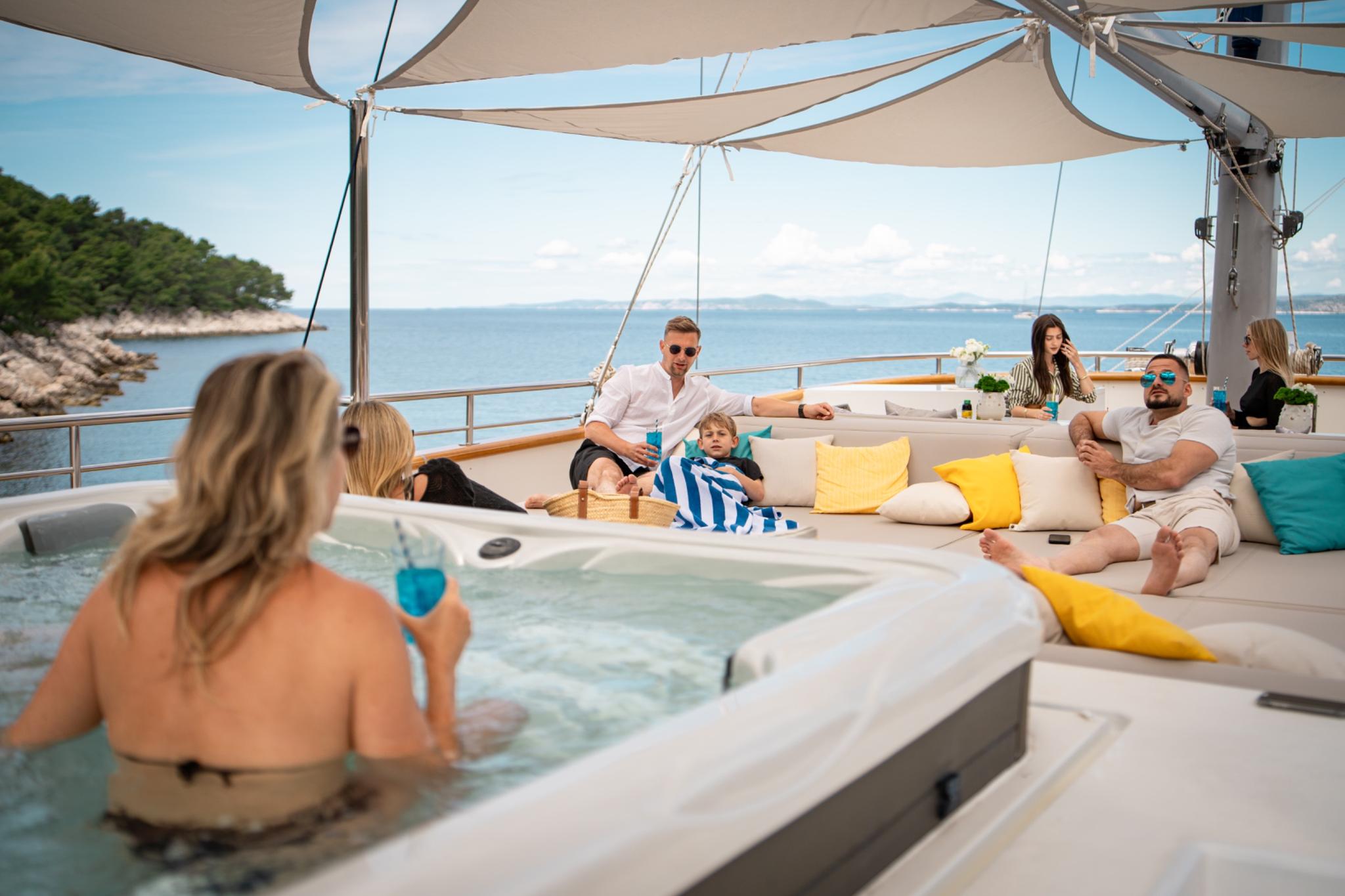 Dalmatino gulet amenities lifestyle dining in Croatia