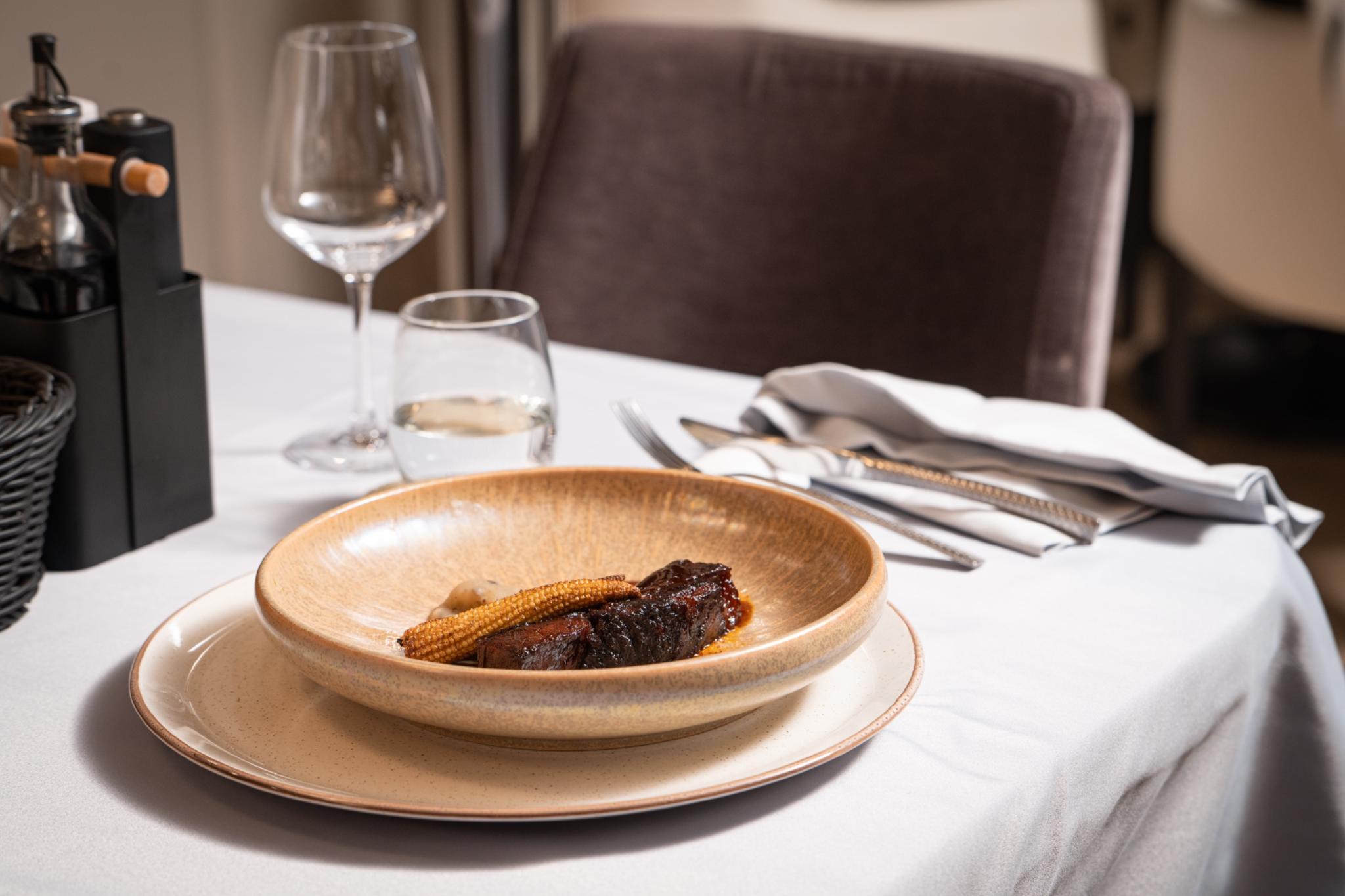 Dalmatino gulet amenities lifestyle dining in Croatia