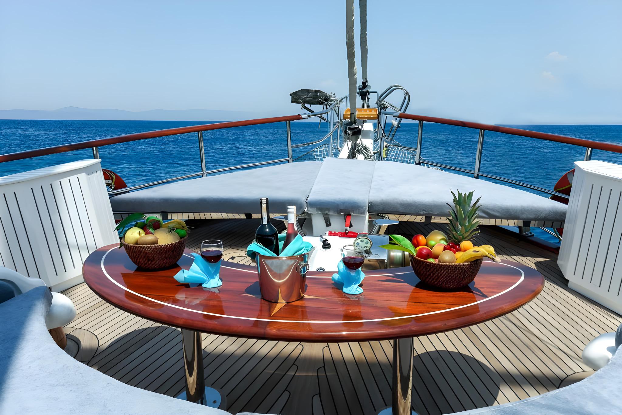 Mehmet Ayaz gulet amenities lifestyle dining in Türkiye