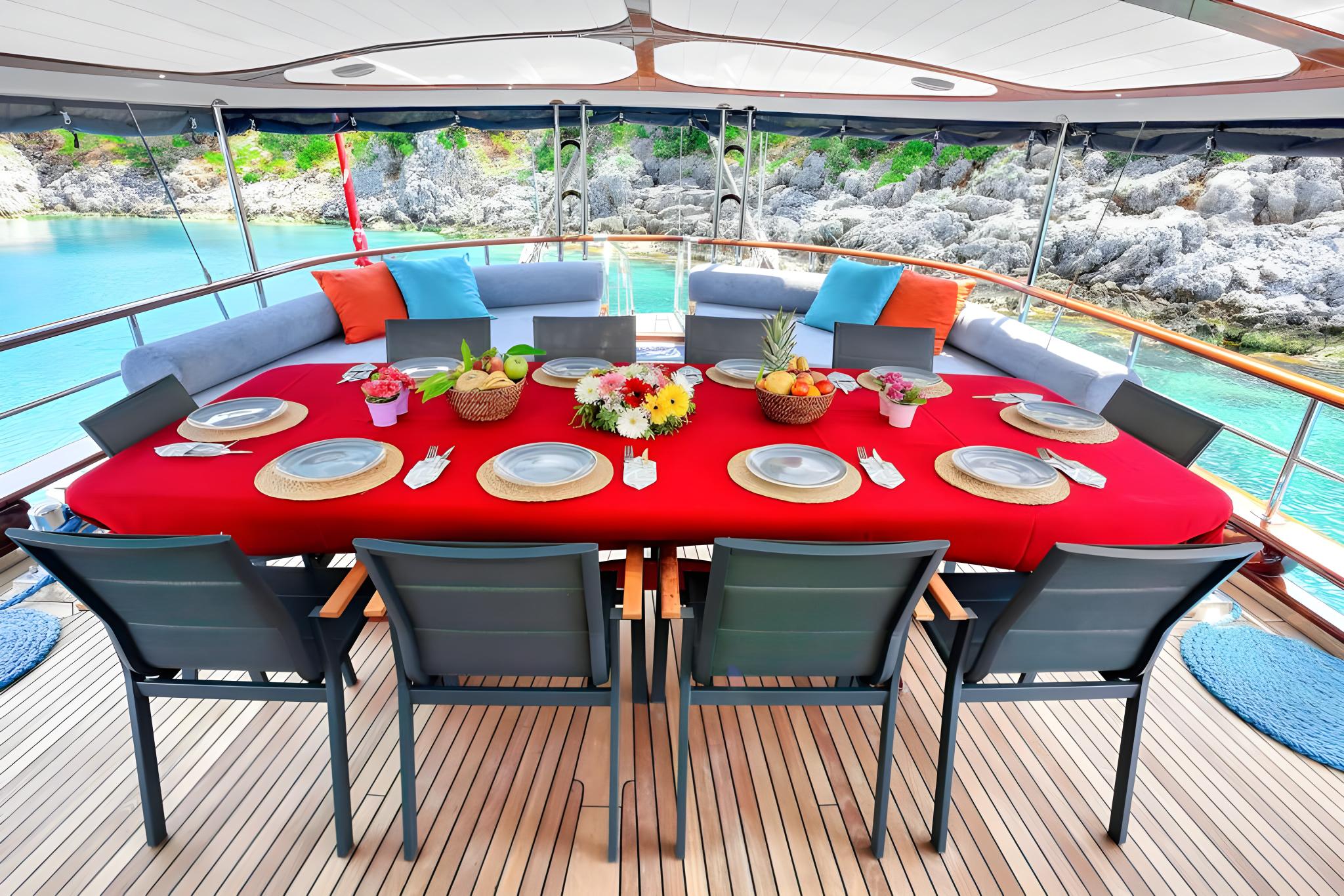 Mehmet Ayaz gulet amenities lifestyle dining in Türkiye