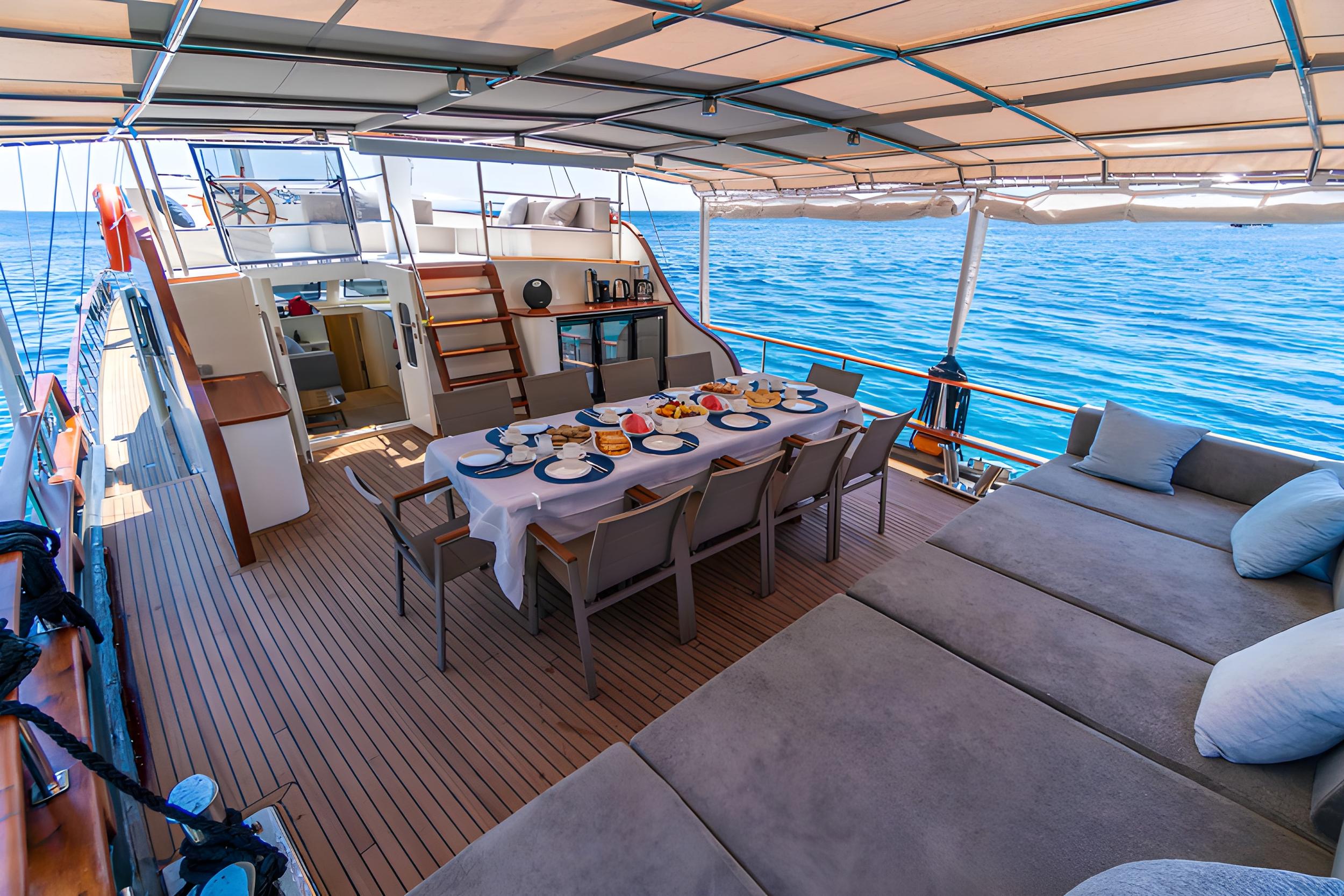 Vamos 1 gulet amenities lifestyle dining in Türkiye
