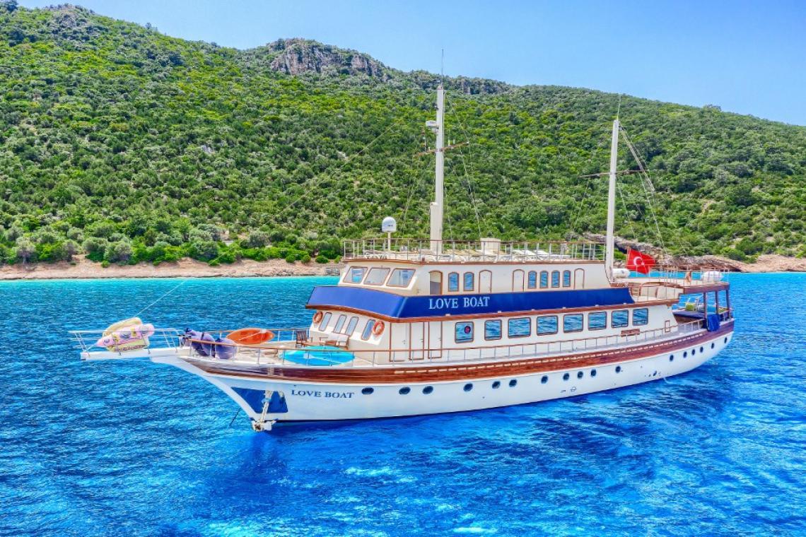 Love Boat gulet amenities aerial view in Türkiye