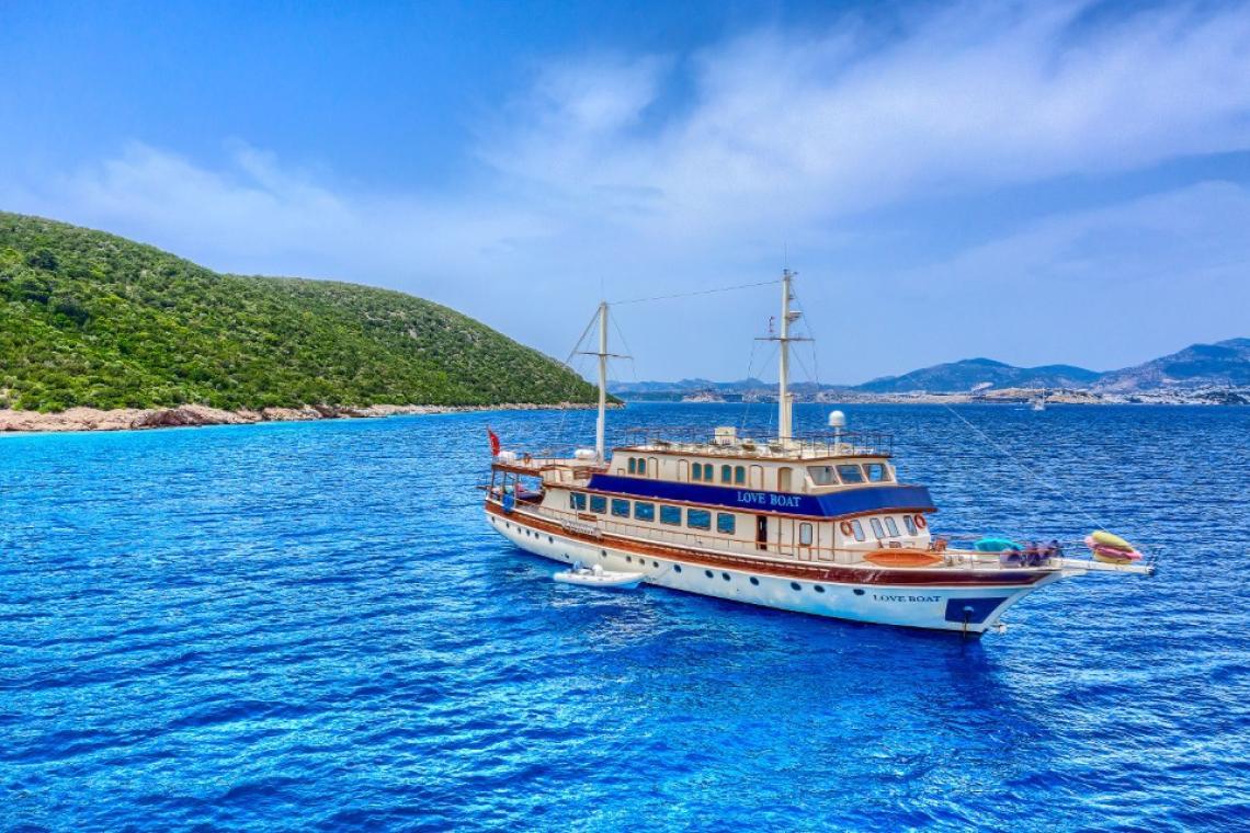 Love Boat gulet amenities aerial view in Türkiye