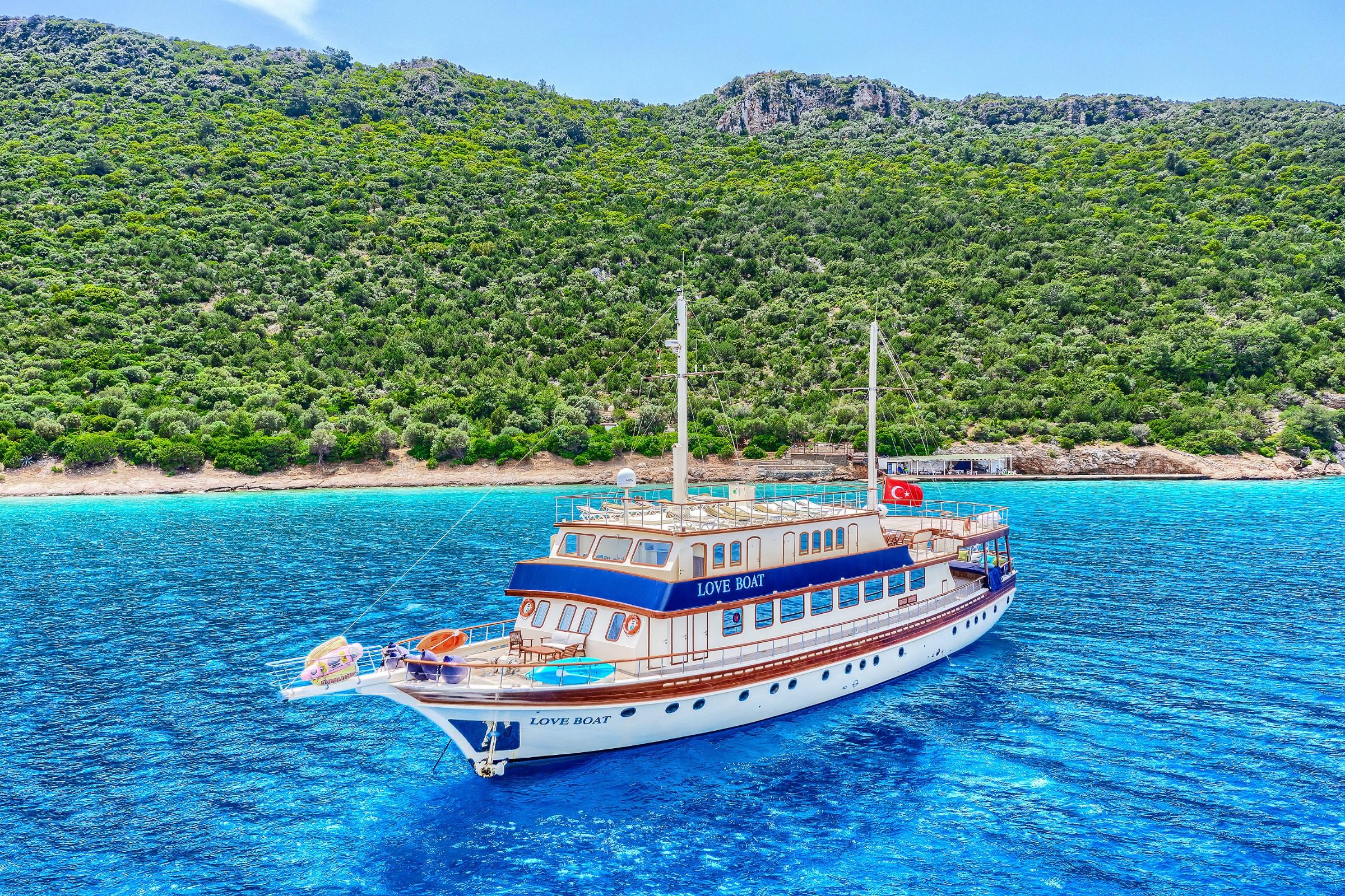 Love Boat gulet amenities aerial view in Türkiye