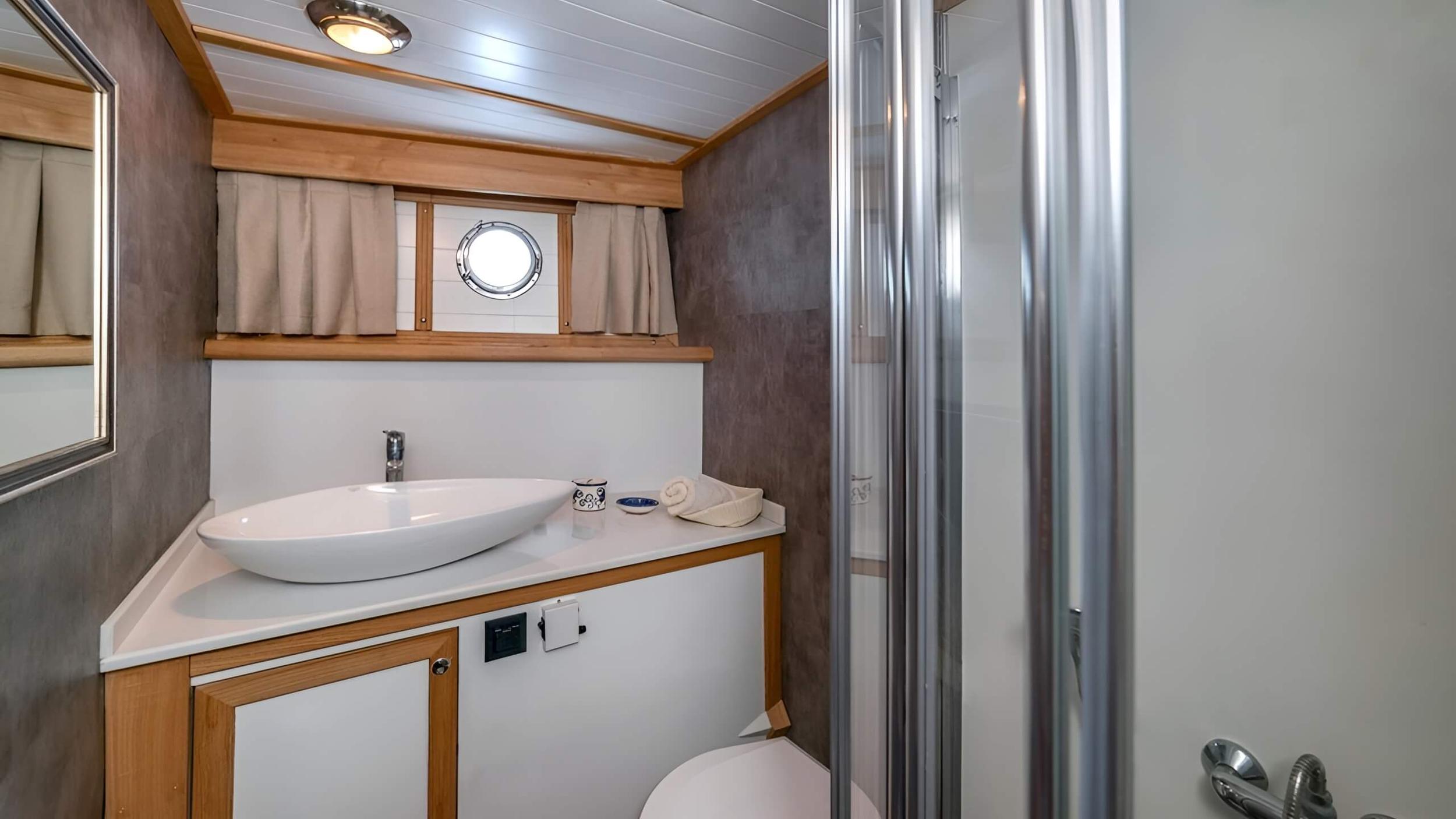 Amazon Solo gulet accommodation interior cabin in Türkiye